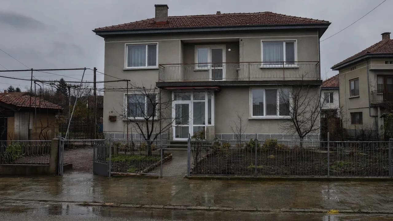 Original real estate photo with a grey sky